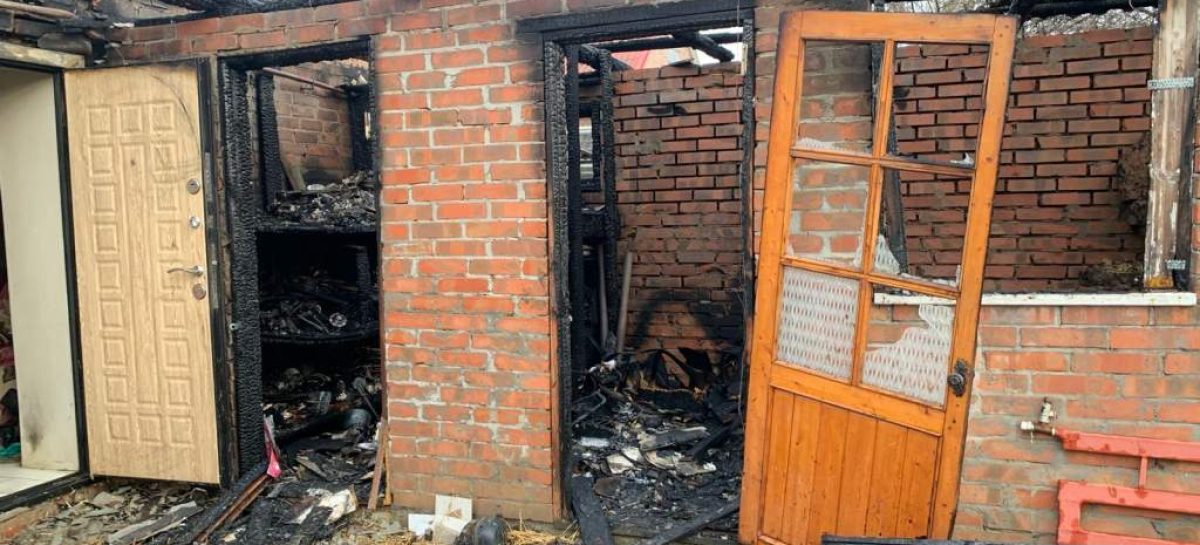 В Сальске, на улице Шкирятова, загорелась хозпостройка, а от неё — крыша дома