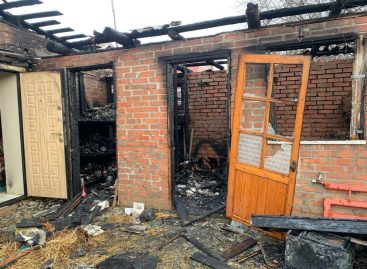 В Сальске, на улице Шкирятова, загорелась хозпостройка, а от неё — крыша дома