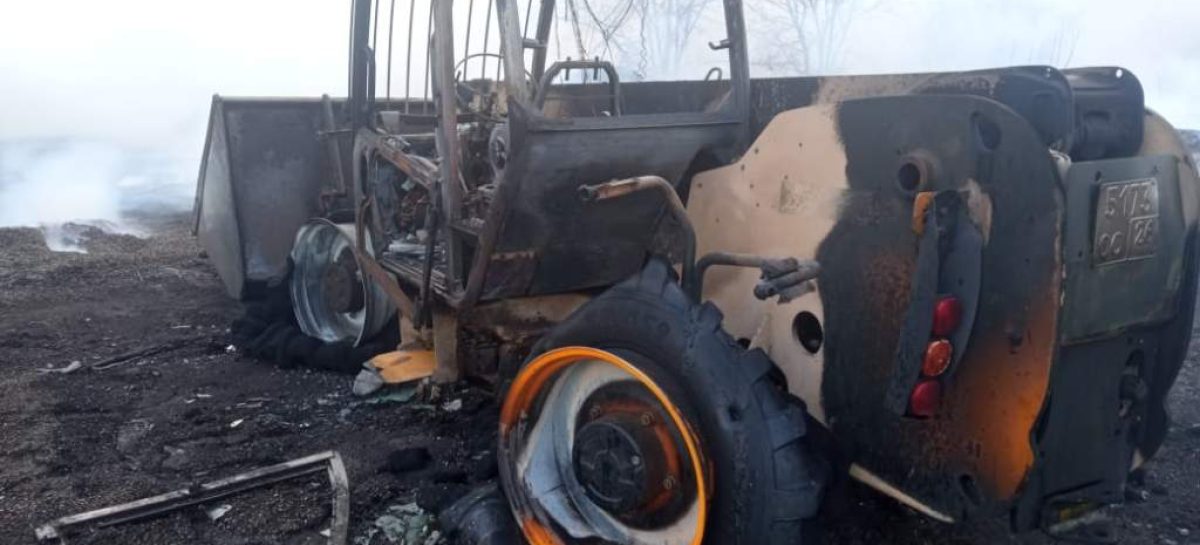 В Сальском районе при тушении пожара сгорел погрузчик
