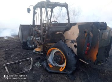 В Сальском районе при тушении пожара сгорел погрузчик