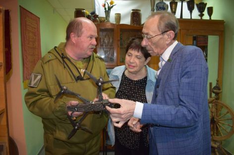 Волонтёры сальского филиала БФ «Святогор» вручили историко-краеведческому музею РДК дрон-камикадзе, сбитый нашими бойцами в зоне СВО