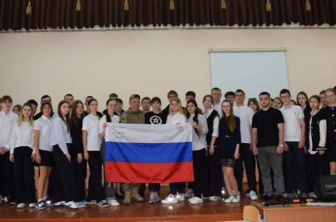 Участник СВО Александр Светличный встретился с учащимися школы № 7 города Сальска