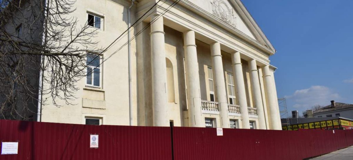 В Сальске третий месяц продолжается ремонт районного Дворца культуры имени Р.В. Негребецкого