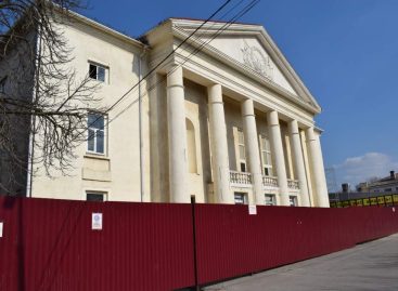 В Сальске третий месяц продолжается ремонт районного Дворца культуры имени Р.В. Негребецкого