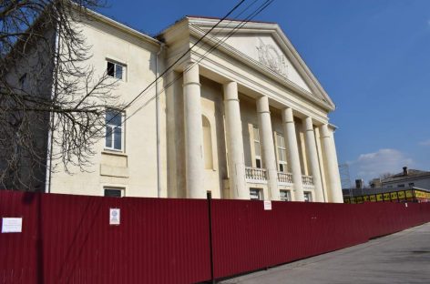 В Сальске третий месяц продолжается ремонт районного Дворца культуры имени Р.В. Негребецкого