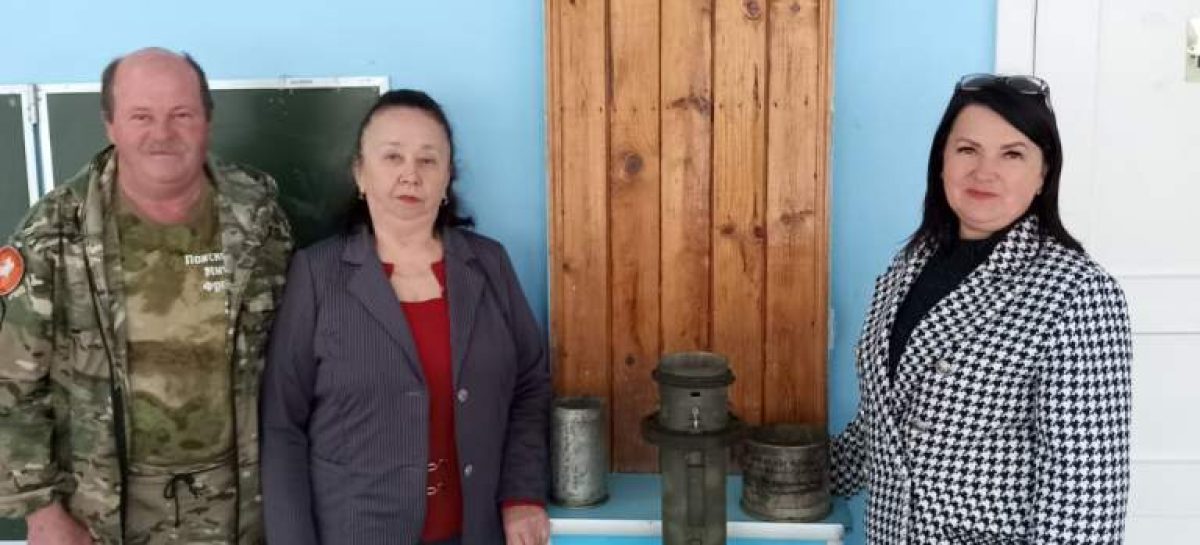 Руководитель Сальского филиала благотворительного фонда «Святогор» Сергей Омелечко передал школьным музеям фрагменты боеприпасов, привезённые с Донбасса