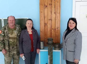 Руководитель Сальского филиала благотворительного фонда «Святогор» Сергей Омелечко передал школьным музеям фрагменты боеприпасов, привезённые с Донбасса