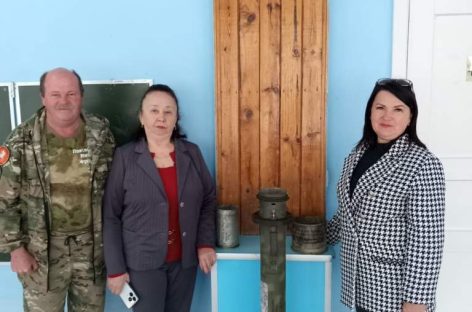 Руководитель Сальского филиала благотворительного фонда «Святогор» Сергей Омелечко передал школьным музеям фрагменты боеприпасов, привезённые с Донбасса