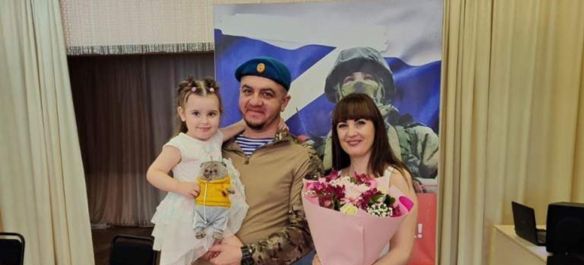 Боец, который служит в зоне СВО, лично поблагодарил маленькую сальчанку, от которой получил поздравительную открытку.