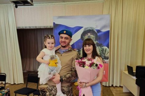Боец, который служит в зоне СВО, лично поблагодарил маленькую сальчанку, от которой получил поздравительную открытку.