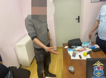 В Лихой транспортные полицейские изъяли у пассажира поезда сообщением «Москва — Евпатория» героин в крупном размере