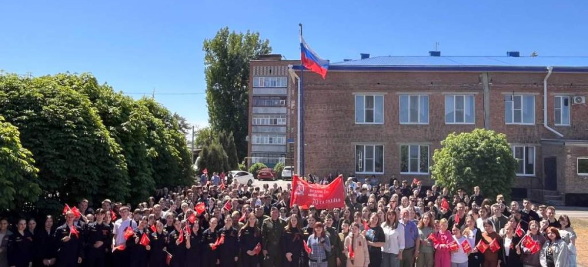 Передвижной Центр патриотического воспитания «Навстречу Победе!»РДК дал концерт в Сальском институте Южного университета ИУБиП.