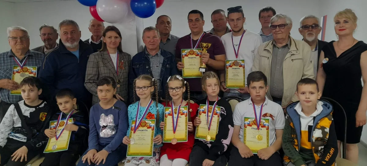 В клубе «Белая ладья» парка культуры и отдыха прошёл праздничный турнир по шахматам