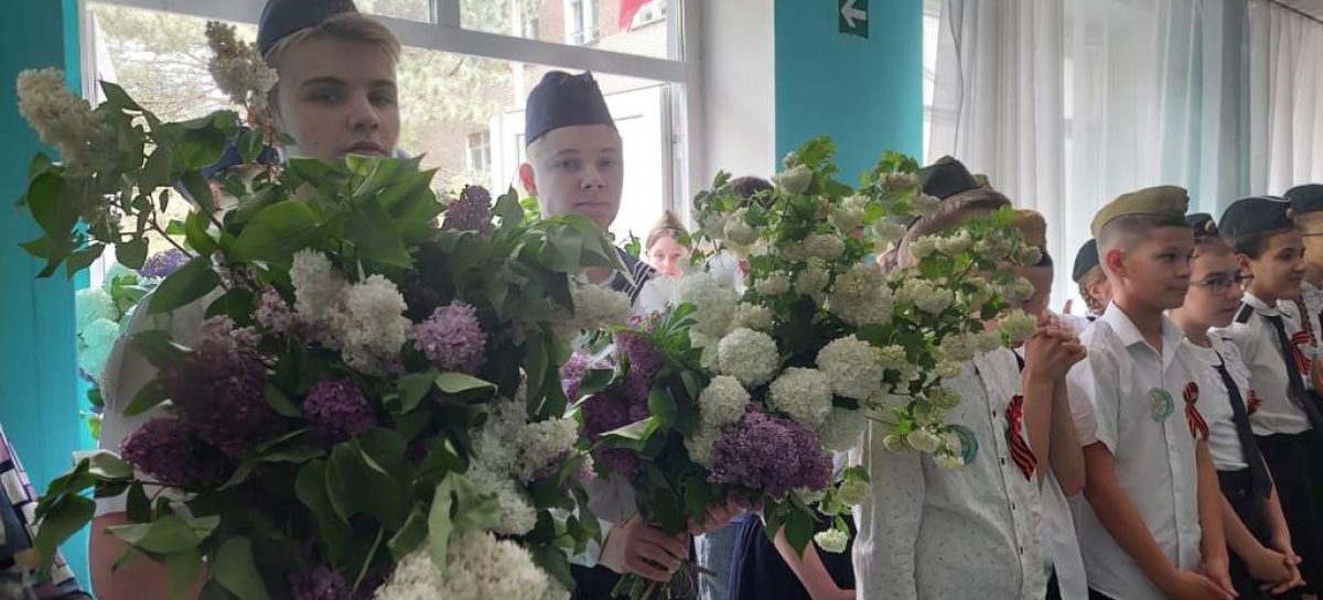 В городской  школе № 21  прошел традиционный смотр строя и песни, посвящённый Дню Великой Победы.