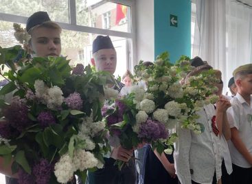 В городской  школе № 21  прошел традиционный смотр строя и песни, посвящённый Дню Великой Победы.