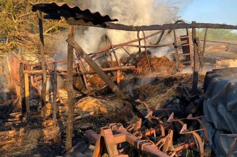 В Сальском районе сгорел сенник