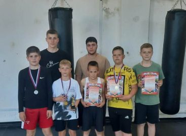 Боксеры сальской спортивной школы успешно выступили на турнире в Песчанокопском