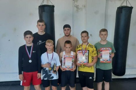 Боксеры сальской спортивной школы успешно выступили на турнире в Песчанокопском