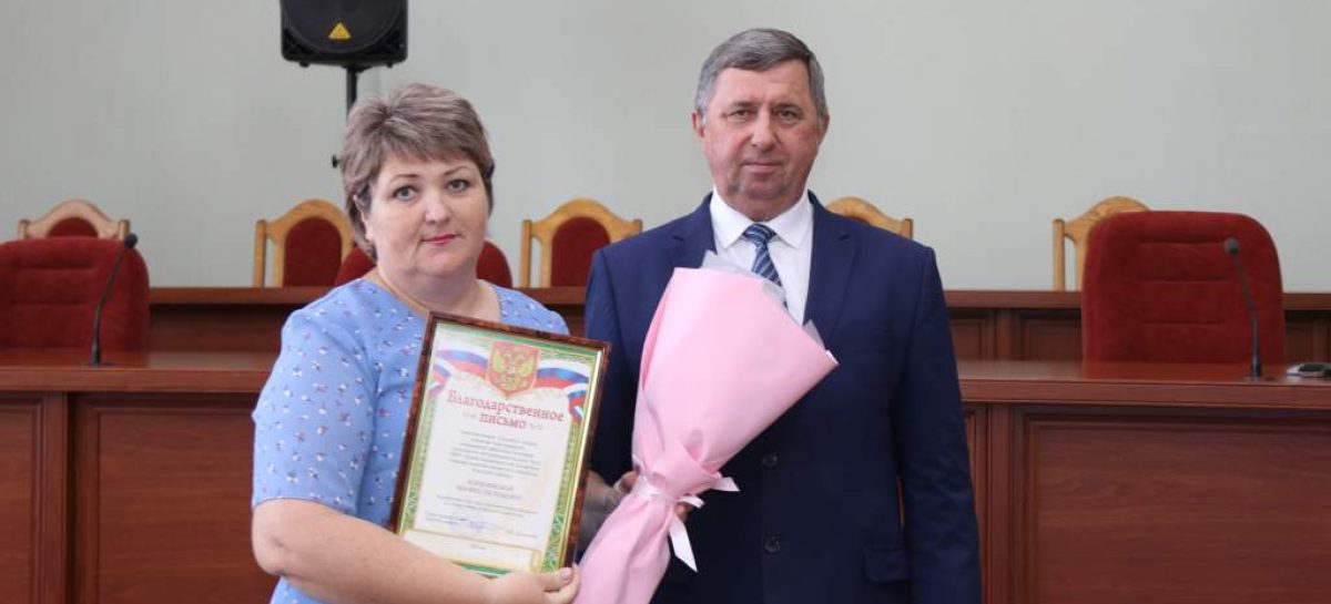 Профессия для добрых сердец: в администрации Сальского района поздравили социальных работников
