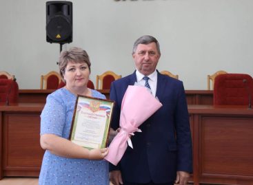 Профессия для добрых сердец: в администрации Сальского района поздравили социальных работников