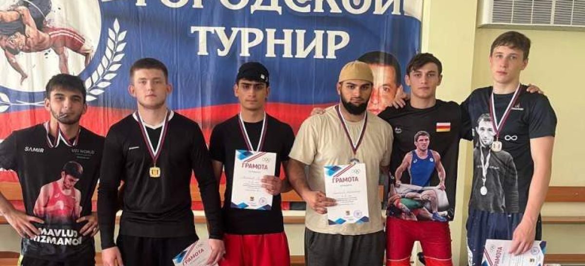 В Новочеркасске прошёл открытый городской турнир по греко-римской борьбе памяти атамана Платова