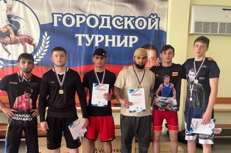 В Новочеркасске прошёл открытый городской турнир по греко-римской борьбе памяти атамана Платова
