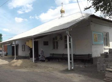 Уже взялись за стены: в старой церкви Владимирской иконы Божией Матери идет косметический ремонт