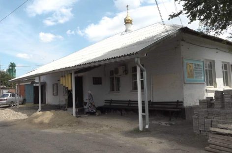 Уже взялись за стены: в старой церкви Владимирской иконы Божией Матери идет косметический ремонт