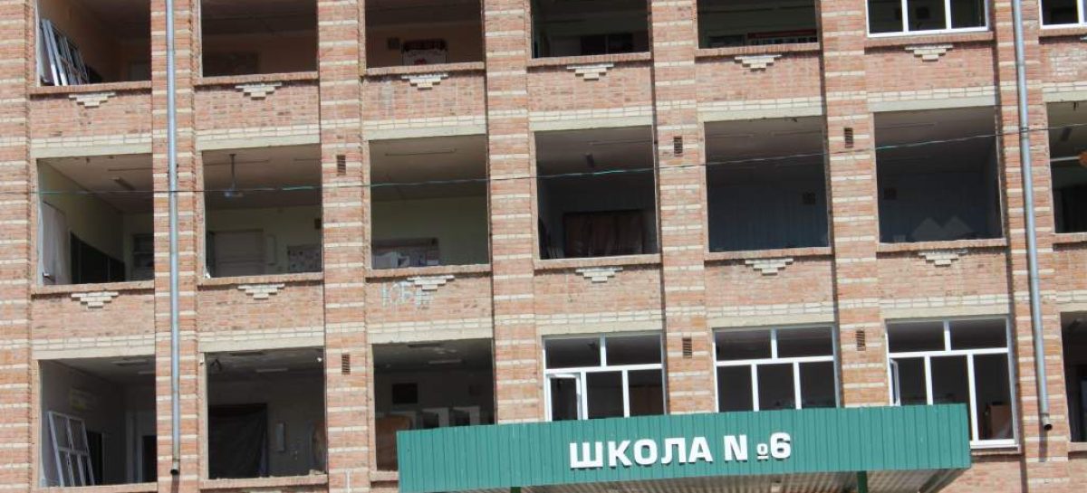 В школе № 6 в Сальске началась замена окон и входных дверей