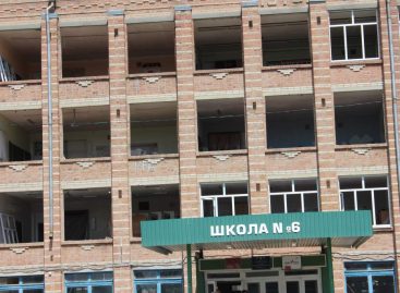 В школе № 6 в Сальске началась замена окон и входных дверей