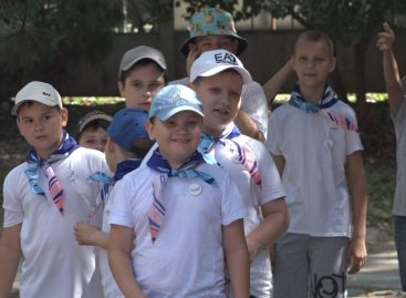 В играх участвуют, ходят в кино и на экскурсии — отдыхает лагерная смена «Орлята России»