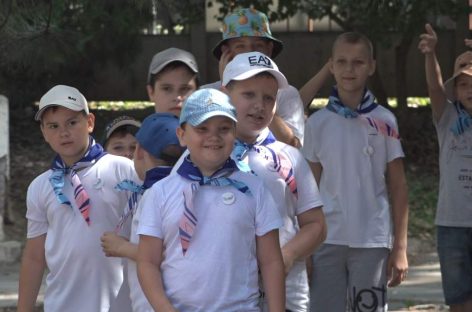 В играх участвуют, ходят в кино и на экскурсии — отдыхает лагерная смена «Орлята России»
