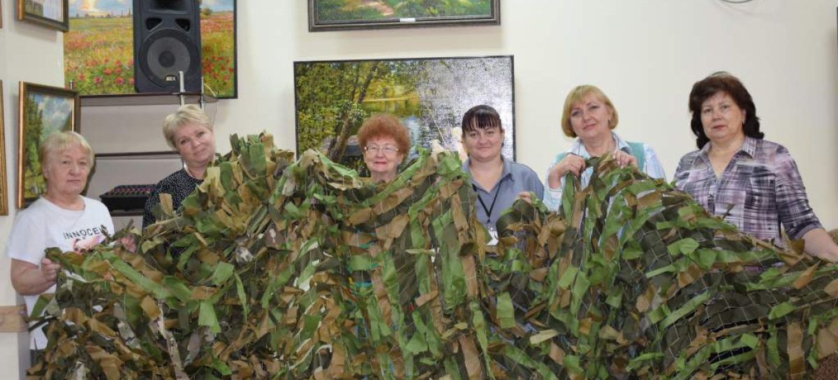 Сальчане плетут маскировочные сети и шьют антидроновые покрывала-«невидимки» для передовой