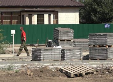 Техника работает, плитку кладут: на улице Осипенко благоустраивают детскую игровую площадку