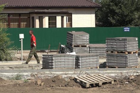 Техника работает, плитку кладут: на улице Осипенко благоустраивают детскую игровую площадку