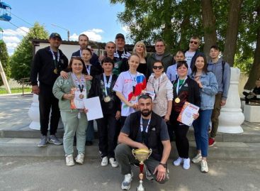 В парке культуры и отдыха Сальска проведена спартакиада среди предприятий железнодорожного транспорта по шашкам и петанку