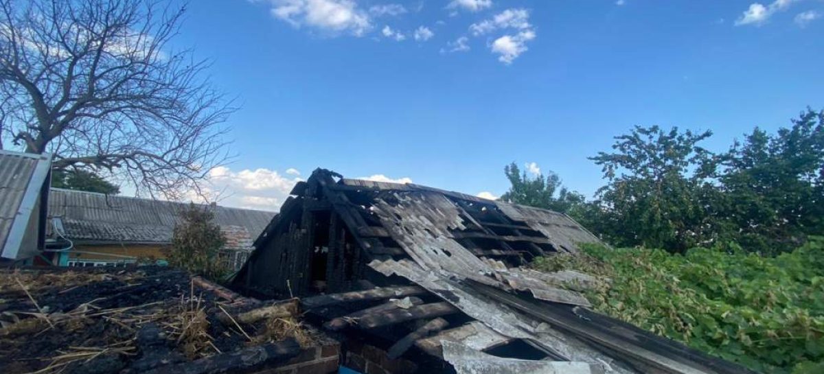 В Сальске из-за детской шалости сгорела кровля частного дома