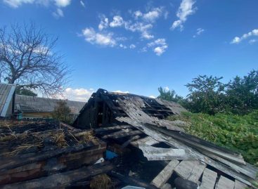 В Сальске из-за детской шалости сгорела кровля частного дома