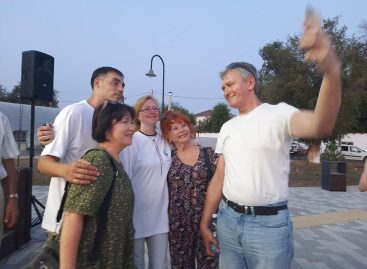 В городском парке в Сальске прошёл благотворительный концерт в помощь бойцам, участвующим в специальной военной операции