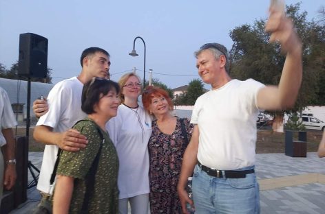 В городском парке в Сальске прошёл благотворительный концерт в помощь бойцам, участвующим в специальной военной операции