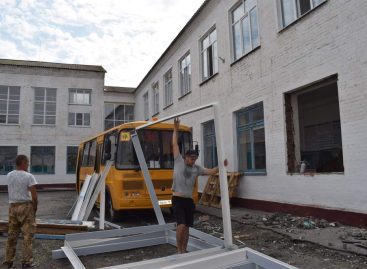 В школе № 42 в селе Сандата Сальского районе меняют окна и входные двери