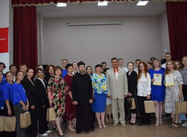Самых активных молодых жителей Сальска и Сальского района и их наставников наградили ко Дню молодёжи.
