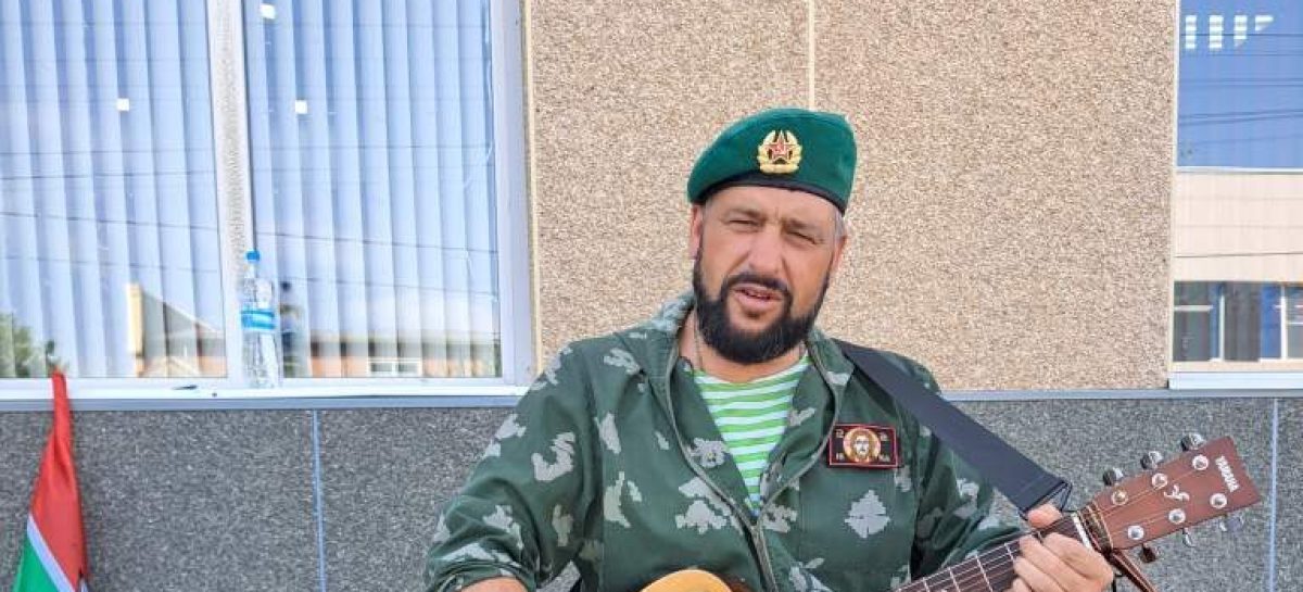 С гитарой автостопом — до Тюмени: в Сальске проездом побывал автор и исполнитель песен, психолог, блогер Павел Краузе