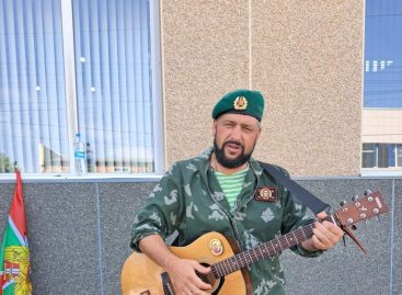 С гитарой автостопом — до Тюмени: в Сальске проездом побывал автор и исполнитель песен, психолог, блогер Павел Краузе