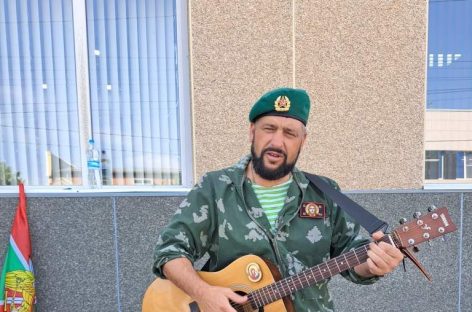С гитарой автостопом — до Тюмени: в Сальске проездом побывал автор и исполнитель песен, психолог, блогер Павел Краузе