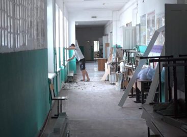 Дошла очередь — в сандатовской  школе меняют окна и двери