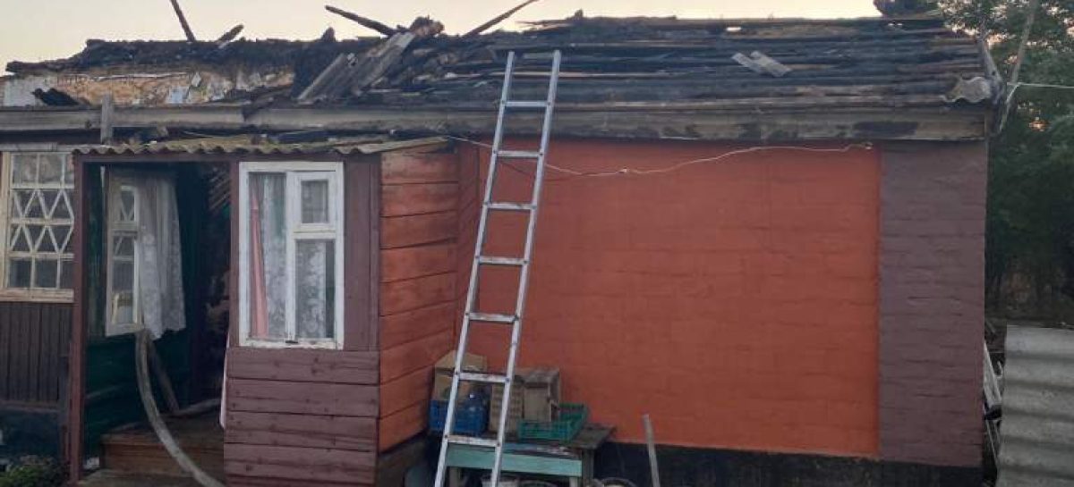 В Сальском районе пожар уничтожил крышу домовладения