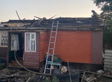 В Сальском районе пожар уничтожил крышу домовладения