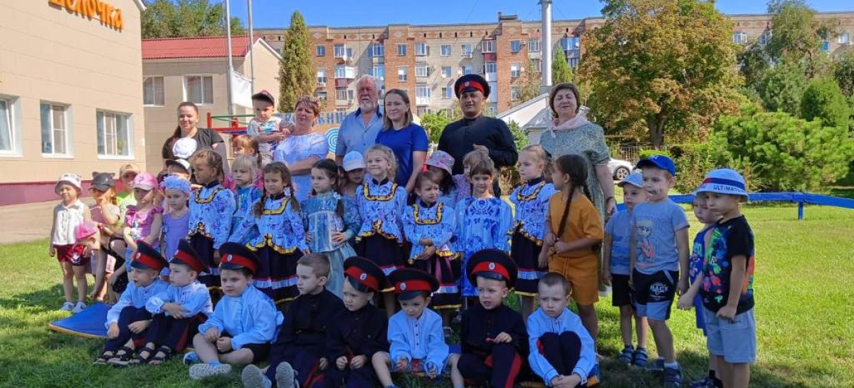 На Медовый Спас юные казачата в Сальске выясняли, кто из них самый сильный и ловкий