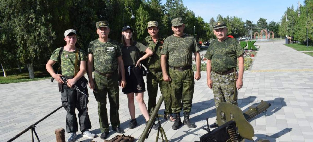 Волонтёры Сальского филиала региональной поисковой организации «Миус-фронт» организовали выставку оружия в городском парке